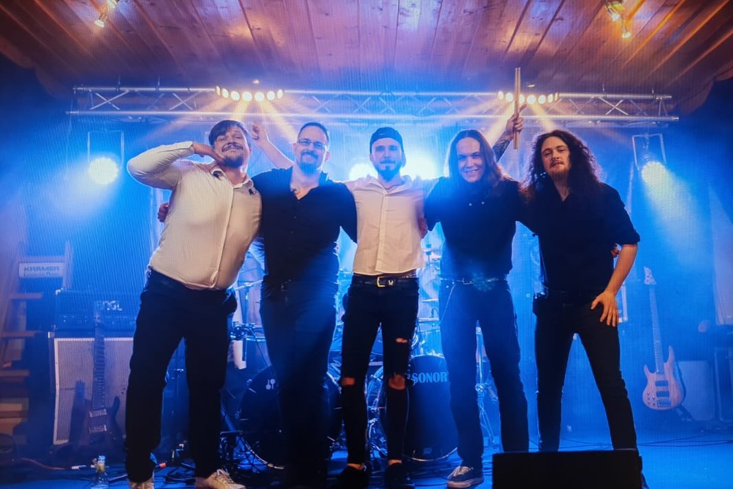The Aurora Project live – blaues Bühnenlicht