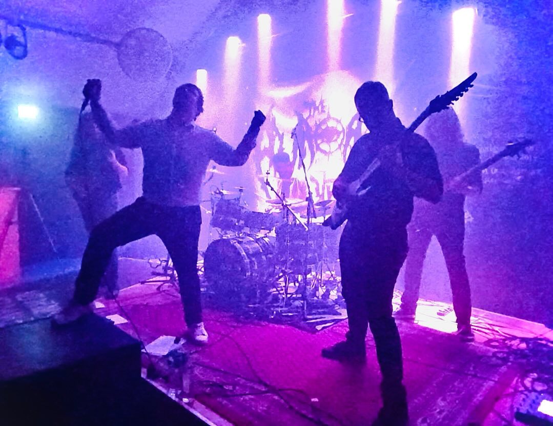 The Aurora Project live – lila Bühnenlicht